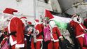 Pochod Palestinců převlečených za Santy Clause. Takto to vypadalo  na západním břehu v Betlémě 18. prosince 2015. 