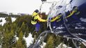 Ve francouzských Alpách, u Mont-Blanc Hélicoptères, se v těžko dostupném terénu lékařka občas spouští na takzvaném navijáku