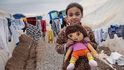 Anwar Salih je sice o rok starší než Zeman, má ale úplně jiné zájmy. Když sem přišla s rodiči z Mosulu, neměli nic. Stejně jako všichni ostatní. Vzali pár kusů oblečení a byli rádi, že jsou pryč z místa bojů. Rodiče Anwar tady koupili panenku, která je pro ni největší kamarádkou. V uprchlickém táboře Hasan Šam nemá většina dětí žádné hračky. U plotu oddělujícího tábor od okolní pouště se ale už vyrojila řada stánků, která uprchlíkům i jejich dětem nabízí ke koupi různé zboží, také hračky. 
