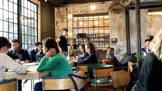 Kdysi tu bývala truhlárna,  dnes je tu Kavárna, co hledá jméno, která na pražský Smíchov konečně přinesla uvolněnou a komunitní atmosféru 
