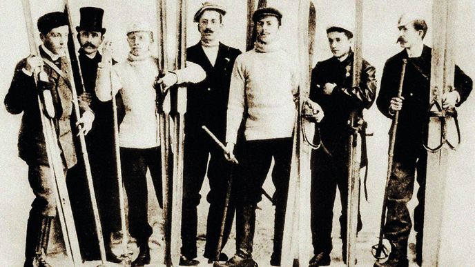 Josef Rössler (v bílém svetru a tmavé čepici), jeho bratr Karel (s bílou čepicí) a další lyžaři Českého Ski Klubu Praha, 1893