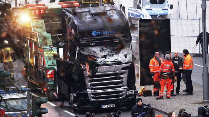 Vraždící zbraň teroristů – kamión. Berlín, 19. prosince 2016. 