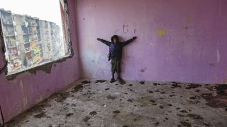 Z luxusních důstojnických bytů je největší ghetto střední Evropy. Fotoreportáž Jana Šibíka z Luníku Z luxusních důstojnických bytů je největší ghetto střední Evropy. Fotoreportáž Jana Šibíka z Luníku