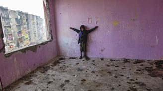 Z luxusních důstojnických bytů je největší ghetto střední Evropy. Fotoreportáž Jana Šibíka z Luníku