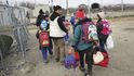 … dobrovolnice převádí utečence přes hranici do Makedonie…