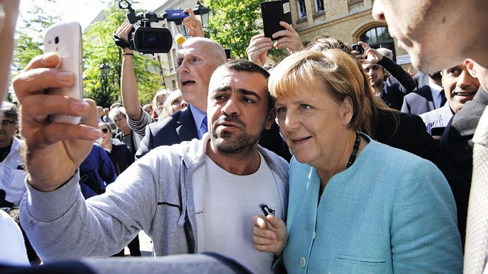 Selfies kancléřky Angely Merkelové s uprchlíky na sociálních sítích znamenala zničující politický marketing ve smyslu: zveme vás všechny