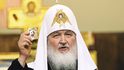 Zatímco katolíci v něm vidí ďábla, patriarcha pravoslavné církve Kirill mu předal vyznamenání.