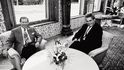 Václav Havel (tehdy prezident) a Miloš Zeman při schůzce na Pražském hradě. Usmívají se, ale veselé to nikdy mezi nimi nebylo.