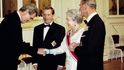 Miloš Zeman se zdraví s britskou královnou Alžbětou II. a jejím manželem, princem Philipem, kteří navštívili v roce 1996 Českou republiku. Zeman byl tehdy předsedou ČSSD, v červnu toho roku se stal předsedou Poslanecké sněmovny.