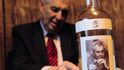 Rok 2011 a Miloš Zeman s jednou ze svých oblíbených lahví slivovice