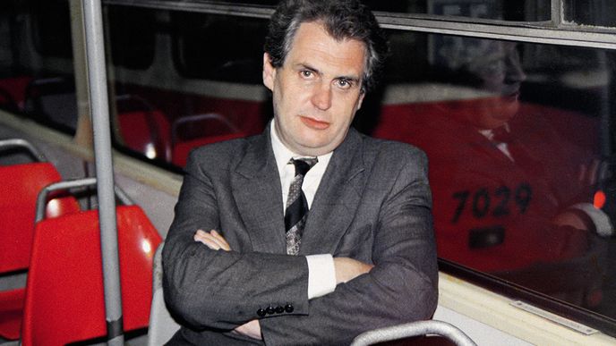 Poslanec Miloš Zeman v pražské tramvaji, 1991