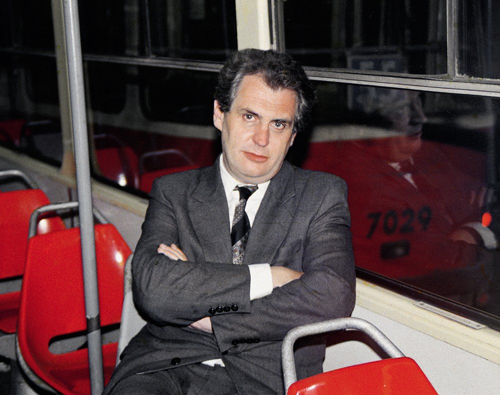 Poslanec Miloš Zeman v pražské tramvaji, 1991