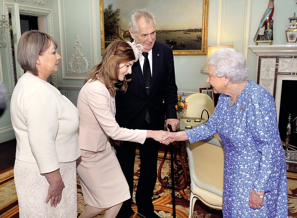 S britskou královnou Alžbětou II. v Buckinghamském paláci v Londýně v roce 2017