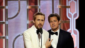 Brad Pitt a Ryan Gosling během předávání Zlatých Glóbů.