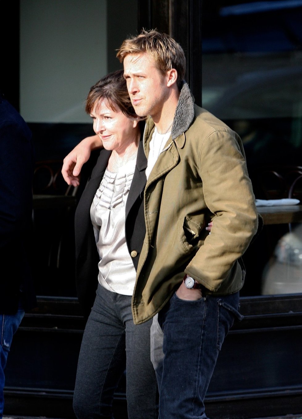 Ryan Gosling se po ulici procházel s mámou v objetí.