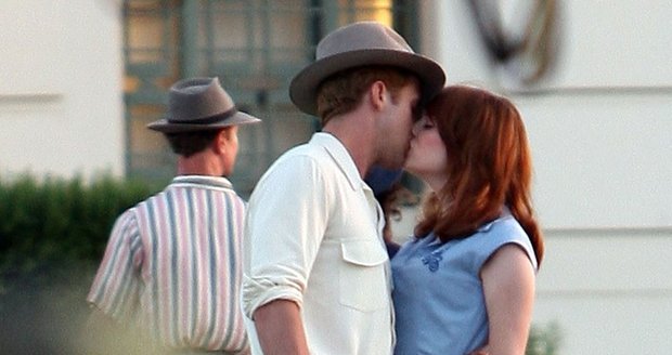 Gosling na place líbá svou hereckou partnerku Emmu Stone