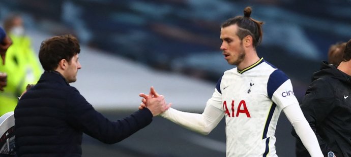 Ryan Mason (vlevo) a Gareth Bale (vpravo) po zápase se Southamptonem