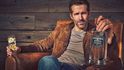 Ryan Reynolds a jeho vlastní značka ginu - The Aviation Gin. I tímto směrem se nedávno vydala tato holywoodská hvězda. Nyní přibyl fotbal.