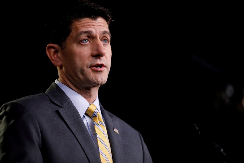 Republikán Paul Ryan, šéf Sněmovny reprezentantů, vidí kromě nevyzpytatelné hlavy státu další problém - takzvanou alternativní pravici, která podle něj republikánům ukradla hesla o vlastenectví a tradičních amerických hodnotách