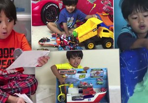 Chlapec vydělává hraním s hračkami miliony