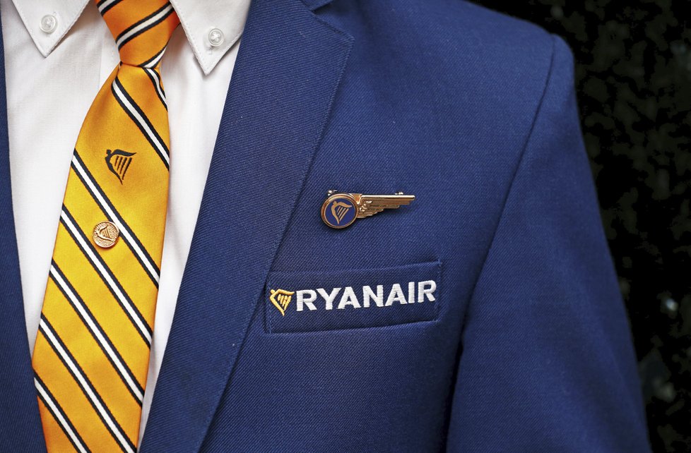 Irská nízkonákladová letecká společnost Ryanair dala výpověď šesti zaměstnancům, kteří minulý měsíc zveřejnili fotografii, jak spí na zemi na španělském letišti. (Ilustrační foto)