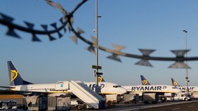 Piloti irské nízkonákladové letecké společnosti Ryanair dnes v několika evropských zemích pořádají 24hodinovou stávku.
