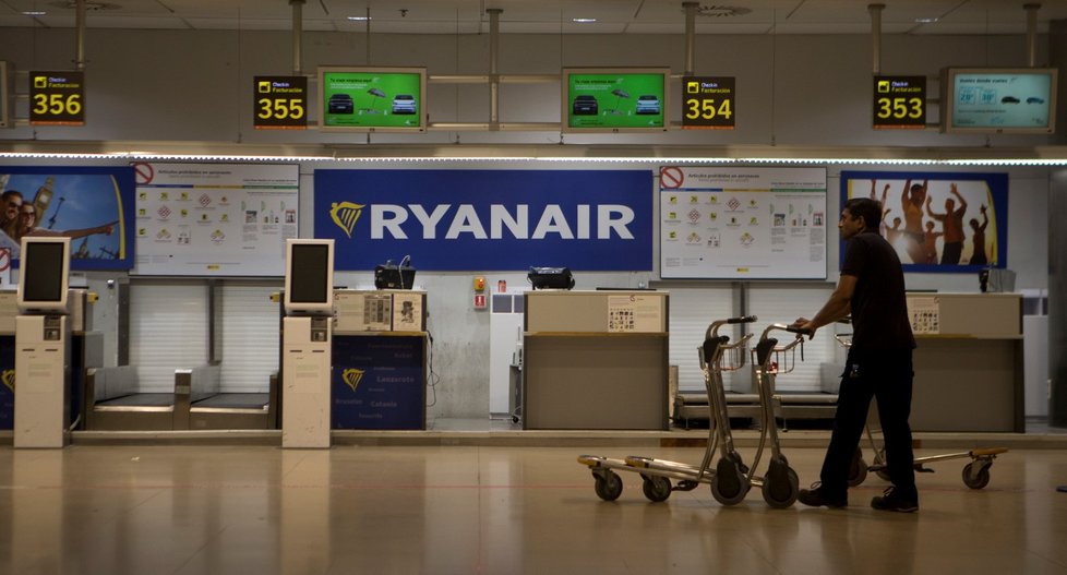 Piloti irské nízkonákladové letecké společnosti Ryanair dnes v několika evropských zemích pořádají 24hodinovou stávku.