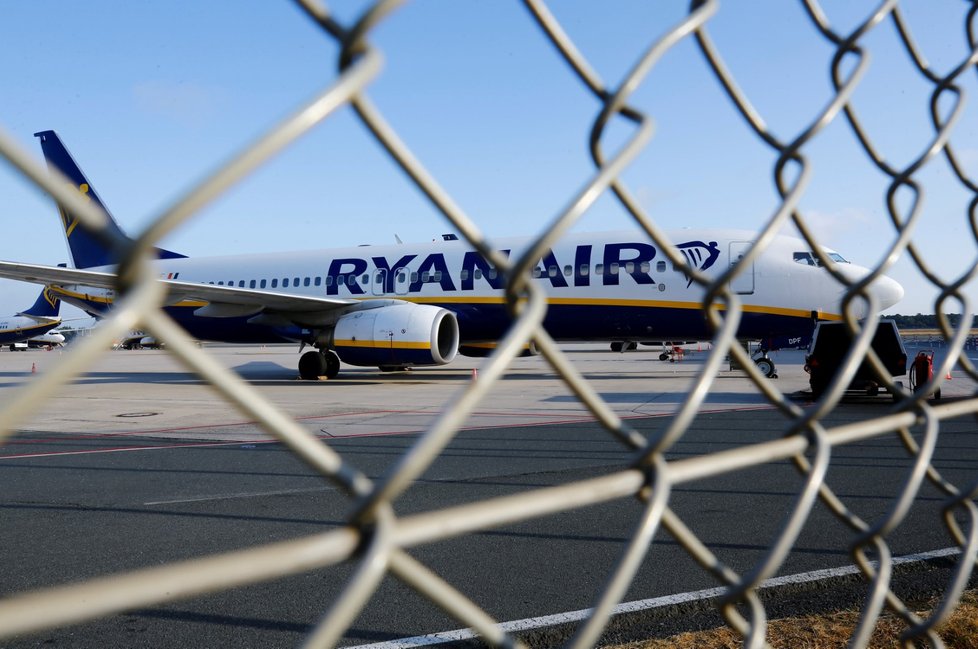 Piloti irské nízkonákladové letecké společnosti Ryanair dnes v několika evropských zemích pořádají 24hodinovou stávku.