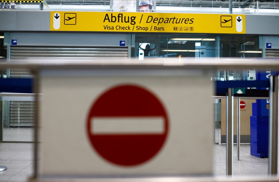 Aerolinky kvůli protestu zrušily zhruba 400 z 2400 plánovaných letů, což se dotýká asi 55 tisíc cestujících.