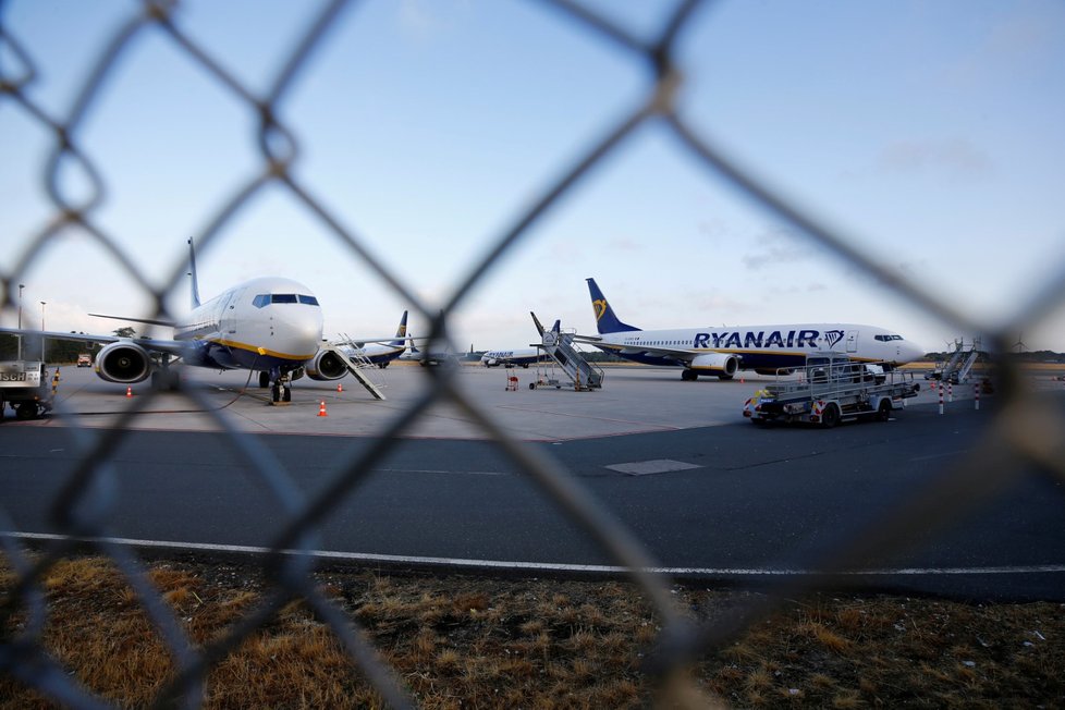 Piloti irské nízkonákladové letecké společnosti Ryanair dnes v několika evropských zemích pořádají 24hodinovou stávku.