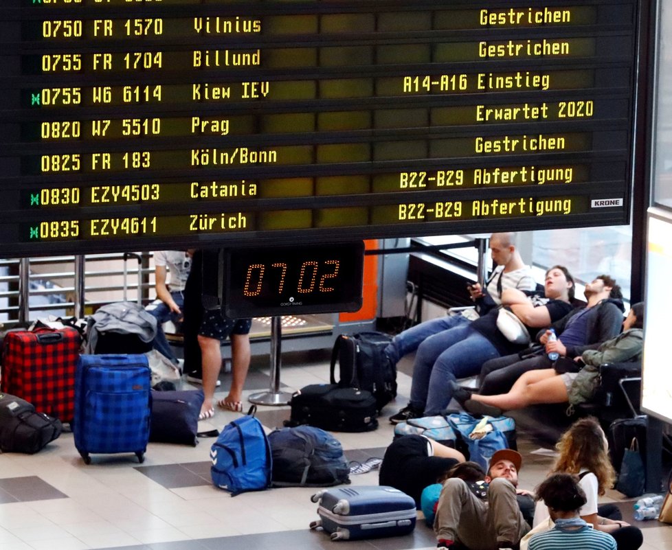 Aerolinky kvůli protestu zrušily zhruba 400 z 2400 plánovaných letů, což se dotýká asi 55 tisíc cestujících.