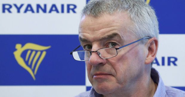 Šéf aerolinek si upřel prémie přes 25 milionů. Ryanair zrušil tisíce letů