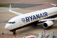 Zákazníci tepou Ryanair za nový poplatek: Skandální a neuvěřitelné, stěžují si. Firma mlčí