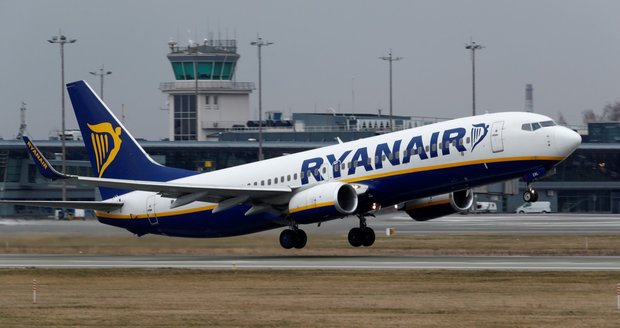 Dovolenkáři marně čekají na návrat domů: Letadlo Ryanair jim bez vysvětlení frnklo