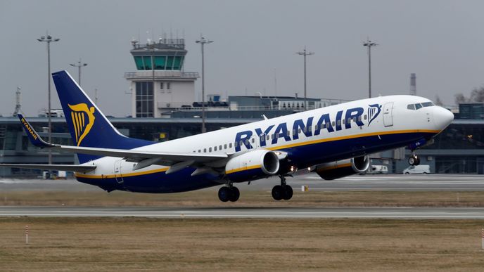 Ryanair jsou největšími nízkonákladovými aerolinkami v Evropě. V prvních šesti měsících svého finančního roku propadla do ztráty 197 milionů eur, tedy 5,4 miliardy korun. Je to poprvé za desítky let, co firma vykázala ztrátu v letních měsících, tradičně pro letectví klíčovém období.