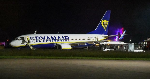 Letoun Ryanairu v Bavorsku nouzově přistál kvůli zraněným po turbulencích (5.6.2025).