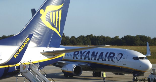 Očkované Čechy nepustili bez testu v Praze do letadla. Chyba personálu, uznal Ryanair