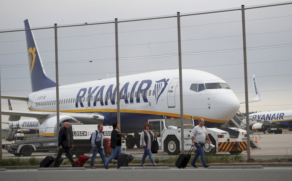 Irská nízkonákladová letecká společnost Ryanair dala výpověď šesti zaměstnancům, kteří minulý měsíc zveřejnili fotografii, jak spí na zemi na španělském letišti. (Ilustrační foto)