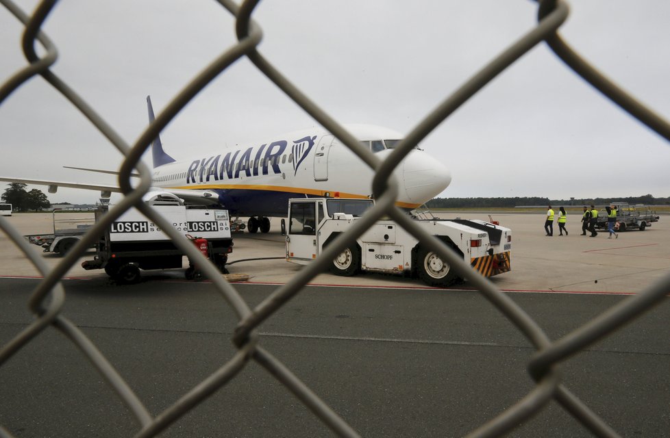 Irská nízkonákladová letecká společnost Ryanair dala výpověď šesti zaměstnancům, kteří minulý měsíc zveřejnili fotografii, jak spí na zemi na španělském letišti. (Ilustrační foto)