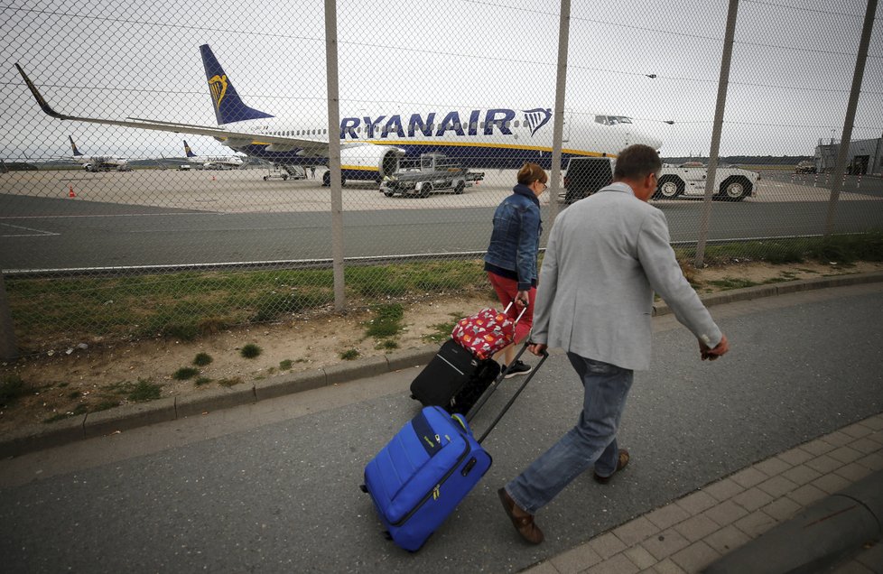 Irská nízkonákladová letecká společnost Ryanair dala výpověď šesti zaměstnancům, kteří minulý měsíc zveřejnili fotografii, jak spí na zemi na španělském letišti. (Ilustrační foto)