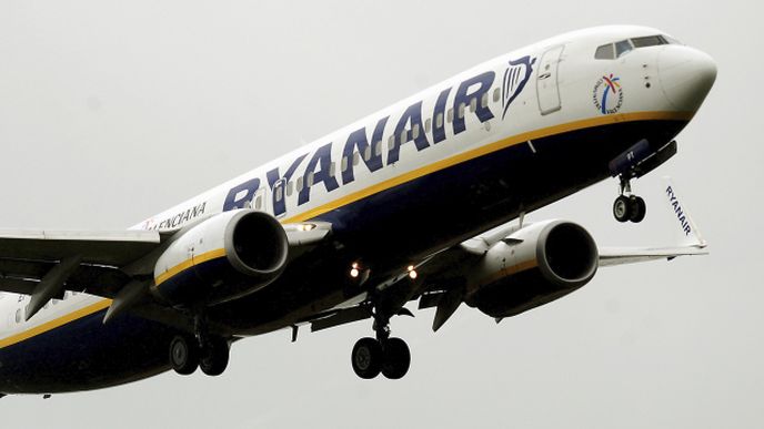 Letecká společnost Ryanair zavádí další poplatky. Tentokrát za příruční zavazadlo