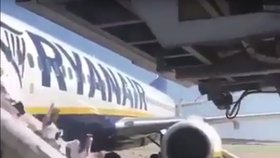 Lidé panikařili a dostali se ven z letadla po nafukovací skluzavce
