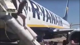 Lidé panikařili a dostali se ven z letadla po nafukovací skluzavce