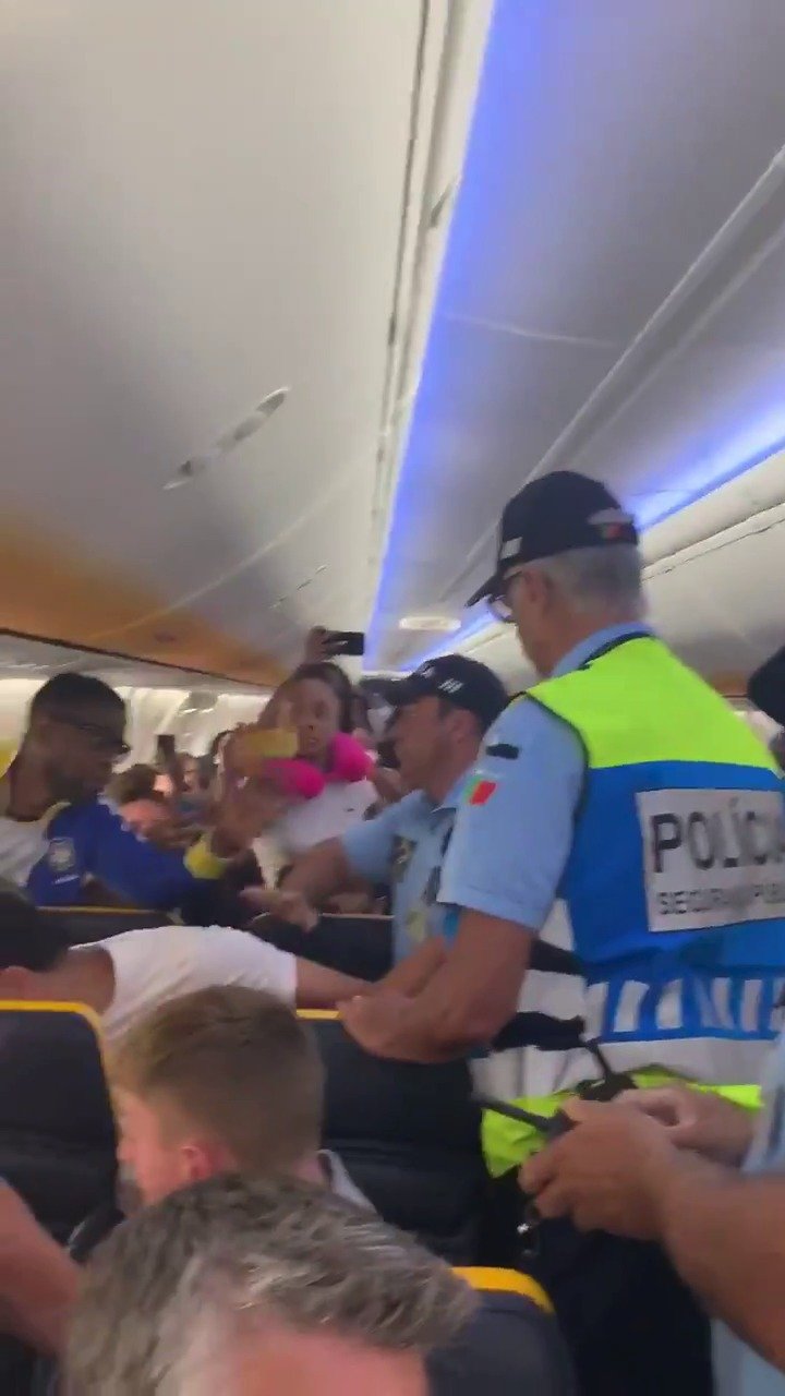 Pasažér aerolinek Ryanair byl drsně vyveden z letadla poté, co údajně napadl letušku. On to ale popírá.