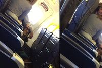 Sex na palubě letadla Ryanair: Pár při hrátkách natočila kamera!