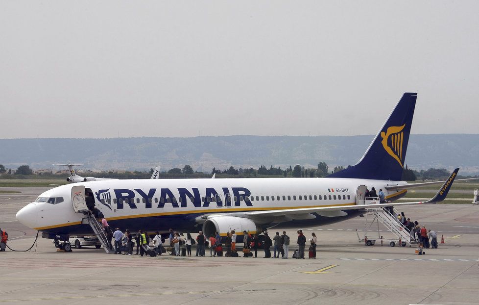 Piloti irské nízkonákladové letecké společnosti Ryanair v několika evropských zemích pořádají 24hodinovou stávku.