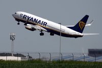 Krize na Blízkém východě komplikuje dovolenou. Aerolinky škrtají tisíce letů kvůli drahému palivu