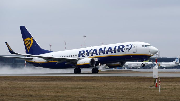 Do svízelné situace Ryanair dostává i hrozba neřízeného brexitu