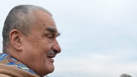 Schwarzenberg raději sledoval výlov jen ze silnice. I když mu rybáři nabízeli holínky, k vodě mezi ně nešel.