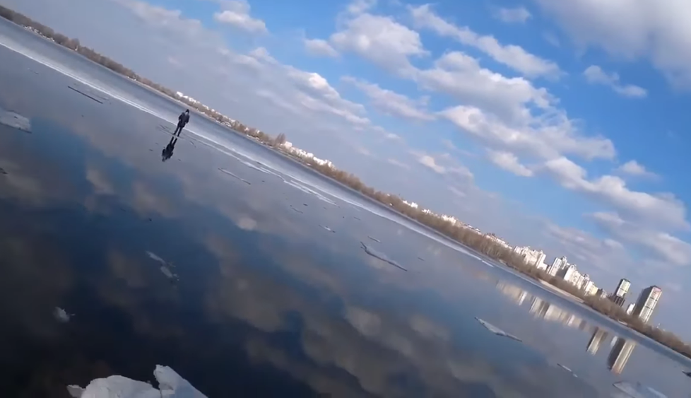 Chlapec uvízl na kusu ledu 30 metrů od břehu.